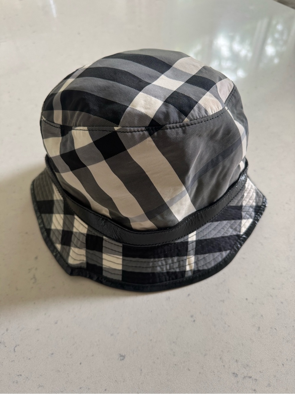 BURBERRY vintage black & grey Nova Checkered Horseferry House adult Bucket Hat